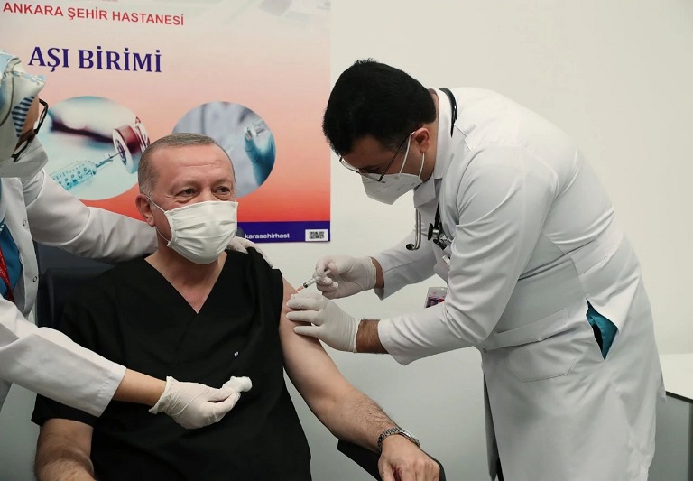 △当地时间14日晚，土耳其总统埃尔多安在安卡拉城市医院接种中国科兴疫苗。