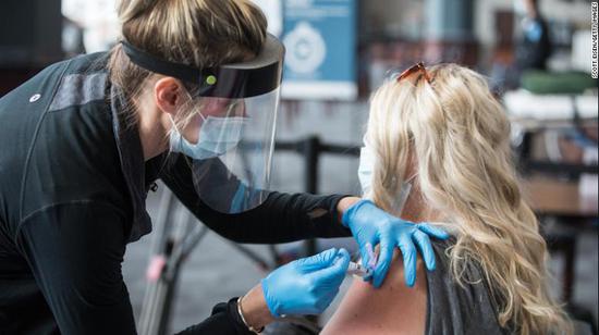 美国一新冠感染者接种疫苗数小时后死亡 死因未明