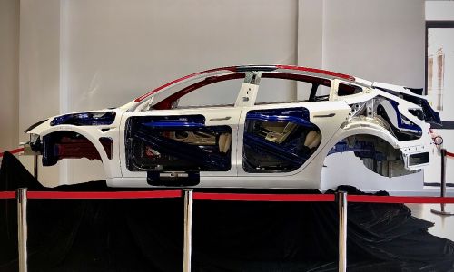 图，首次展出的特斯拉中国制造Model3白车身