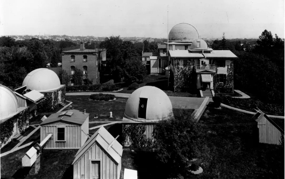 哈佛天文台老照片（图片来源：Wikipedia）