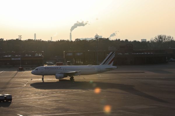 日媒文章：新冠疫情导致经济冷热不均