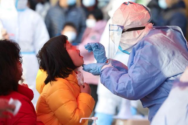 △2021年1月，北京大兴区，市民进行核酸检测。