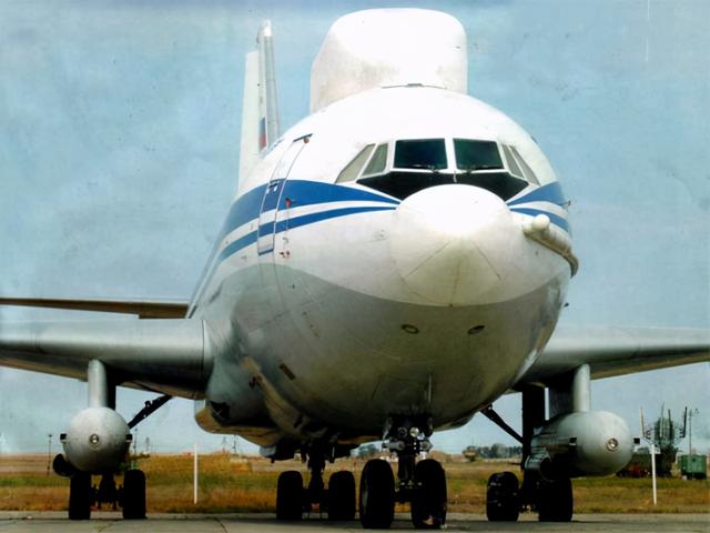 图片:伊尔-80的机头整流罩和机翼下设备吊舱.