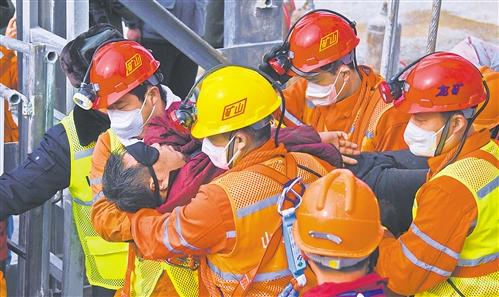 ↑1月24日，一名被困矿工成功升井。当日，山东栖霞笏山金矿事故应急救援指挥部救援人员通过回风井陆续将四中段和部分在五中段的被困矿工救出。新华社记者 陈灏摄