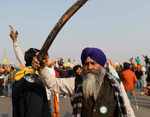  手持长剑的印度示威者（路透社）
