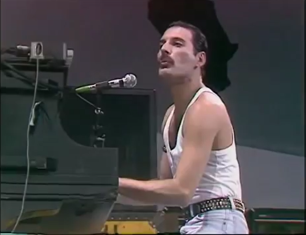 死于艾滋病的皇后乐队主唱Freddie Mercury，图源：演唱会视频