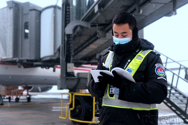 首都机场安保公司大兴机场分公司做好降雪天气保障工作