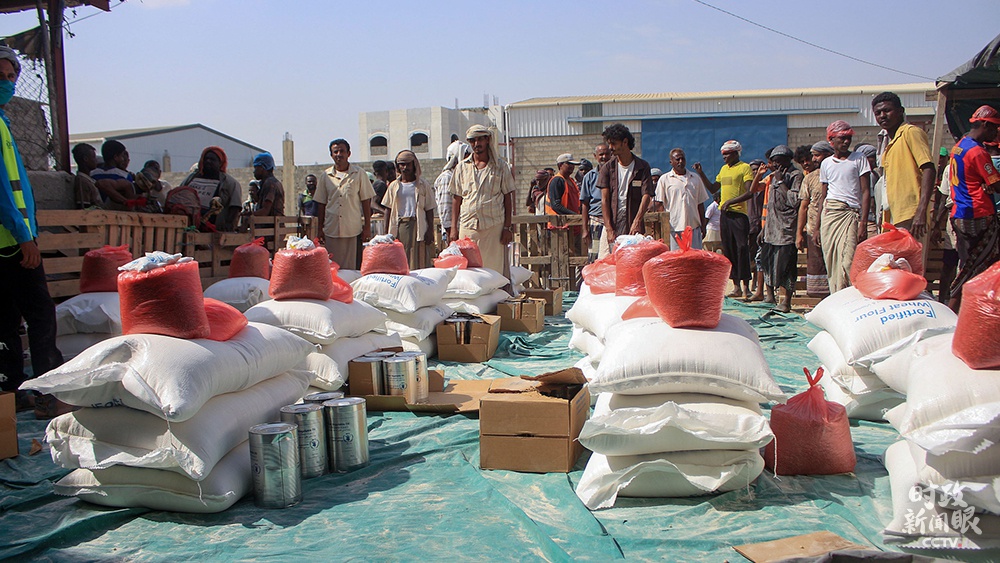 △2021年1月12日，也门哈杰，联合国世界粮食计划署为流离失所的难民们提供援助。
