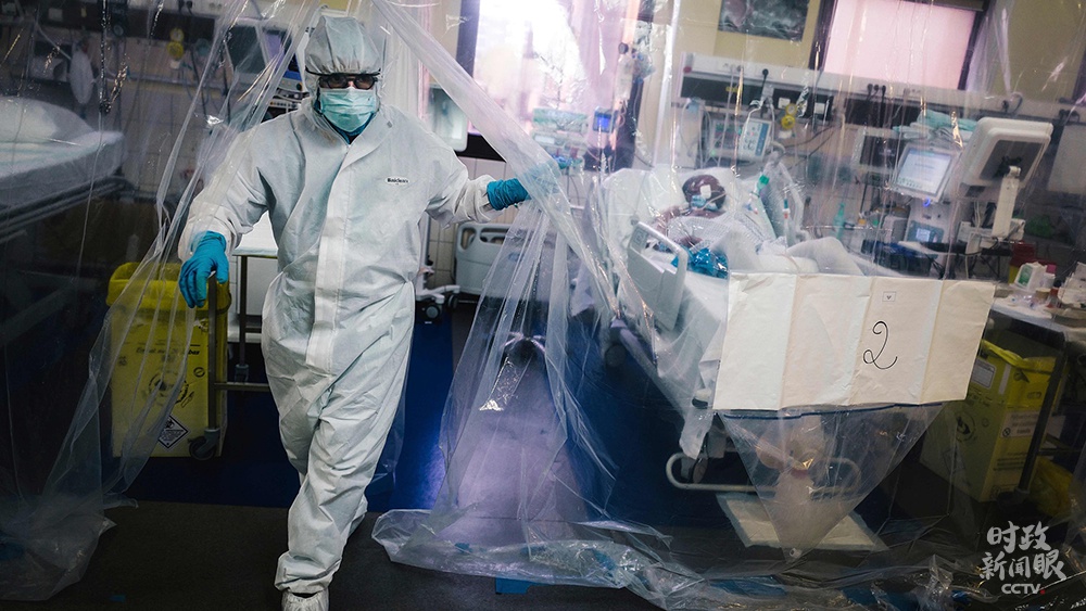 △2020年4月，法国巴黎，一名医务人员在医院的重症监护室护理一名新冠肺炎患者后走出用塑料布隔开的房间。