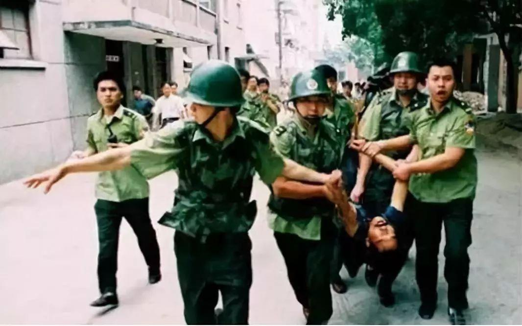 法院一审宣判法子英犯绑架罪,故意杀人罪,抢劫罪,合并执行死刑,法子英