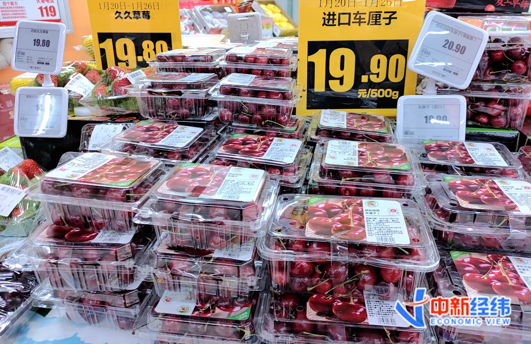 北京一家连锁超市内,进口车厘子正在促销。中新经纬 闫淑鑫 摄