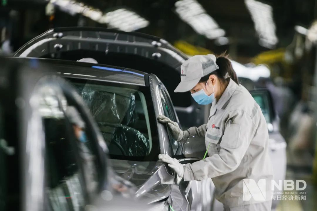 供应紧张芯片制造商坐地起价 你要买的车会涨价吗？