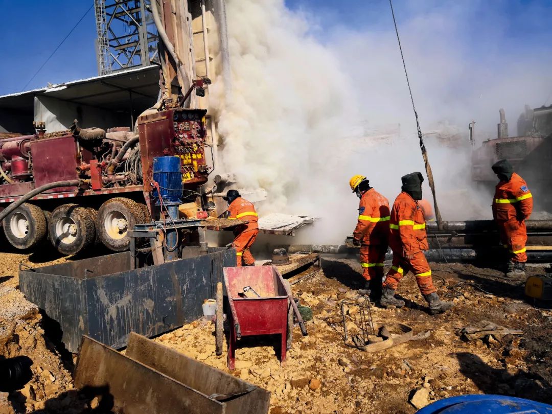 山东金矿爆炸生死救援打钻深度超600米救援300多小时