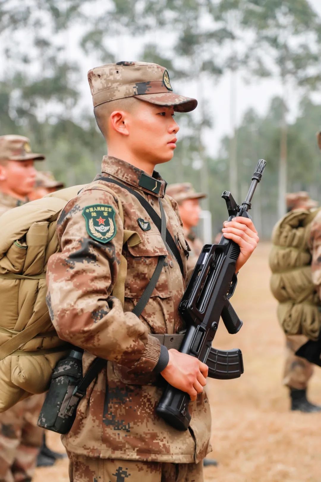 冲锋的号角已然吹响 鲜红的战旗引领前进的方向 在侦察兵之歌的旋律中 新战友们豪情壮志热血满怀