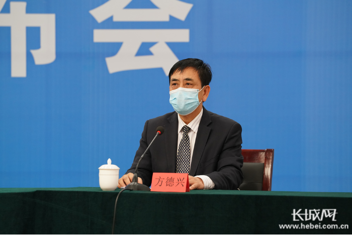 邢台市卫健委党组副书记、副主任方德兴回答记者提问。 长城网记者 刘俐验 摄