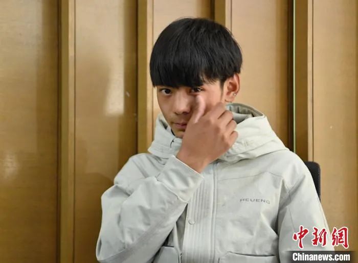 被赞“眼睛里有星星”的康巴汉子丁真。刘忠俊 摄