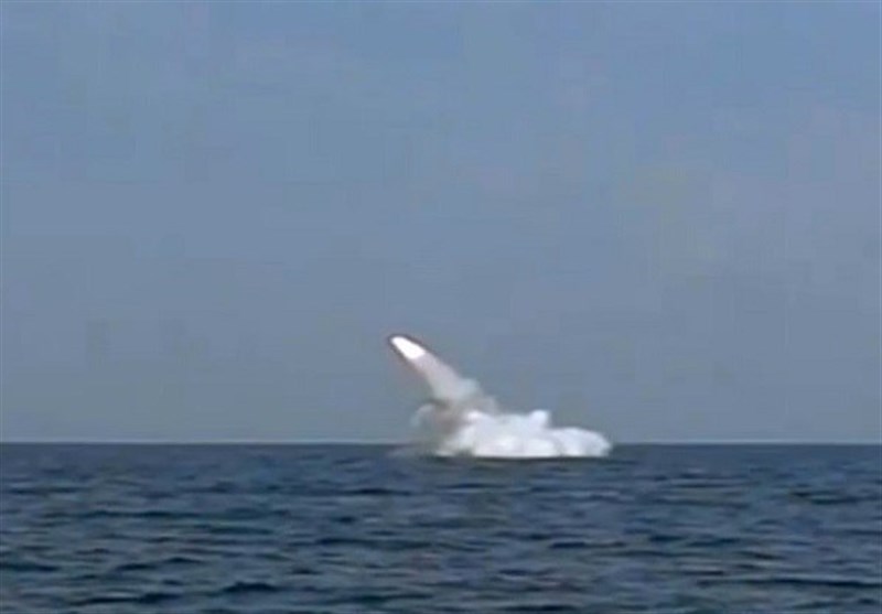 伊朗潜艇水下发射反舰导弹。