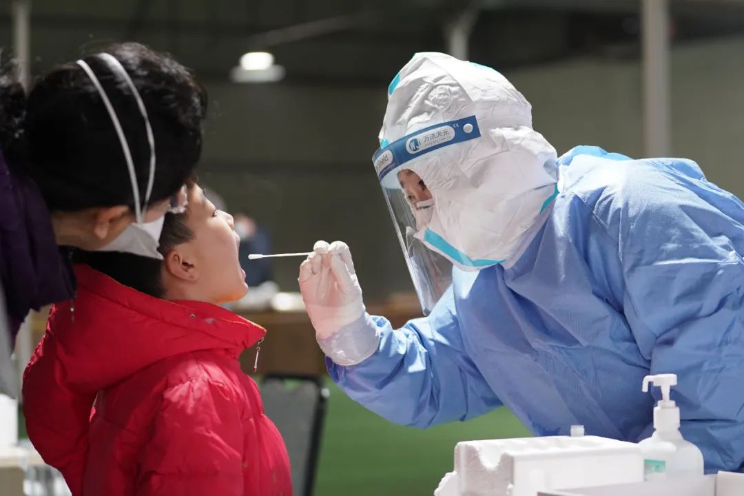 国务院联防联控机制：春运出行核酸检测降低个人费用负担