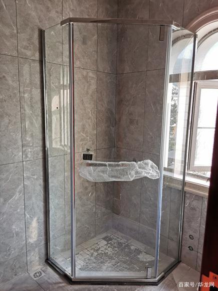 　　安装好的淋浴隔断。受访者供图华龙网-新重庆客户端发