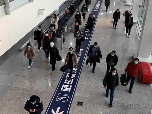 国内到达处匆忙离开的旅客