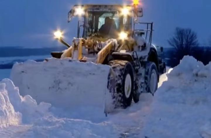 强风暴雪致保加利亚东北部交通瘫痪 疫苗运载车一度受困