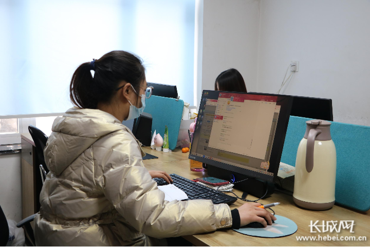 在宁晋县华杨塑料制品厂的客服办公室,客服人员正在电脑前与客户进行