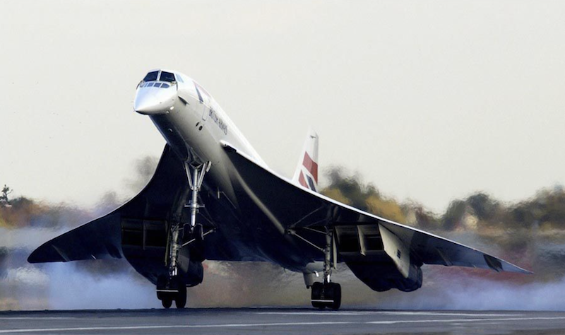 2003年10月24日,协和式超音速客机降落在英国伦敦希思罗机场.