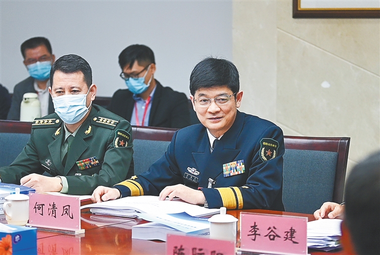 1月26日,参加省六届人大四次会议的代表们分组审议政府工作报告