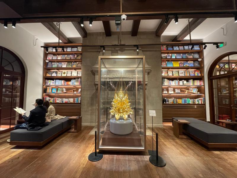 茑屋书店一层，名和晃平设计的金色雕塑与建筑原有的壁炉相契合，又一个新的打卡景观