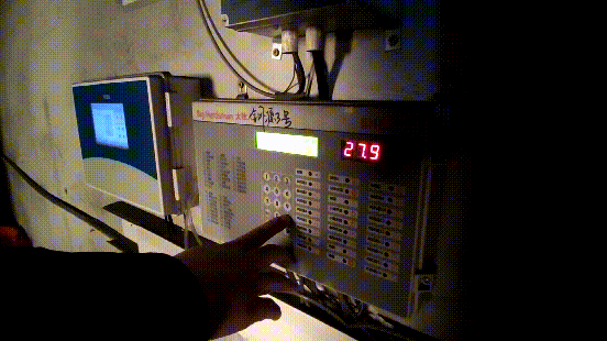 徐吉祥管理的鸡舍智能化装备齐全，他正在操作间操作设备。长城网记者 董达 摄