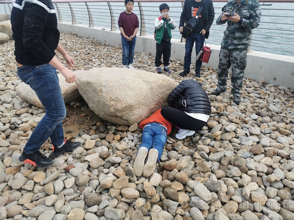 孩童海边抓螃蟹被巨石压到南航安全员危情时刻显身手