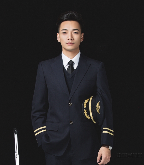 孩童海边抓螃蟹被巨石压到 南航安全员危情时刻显身手