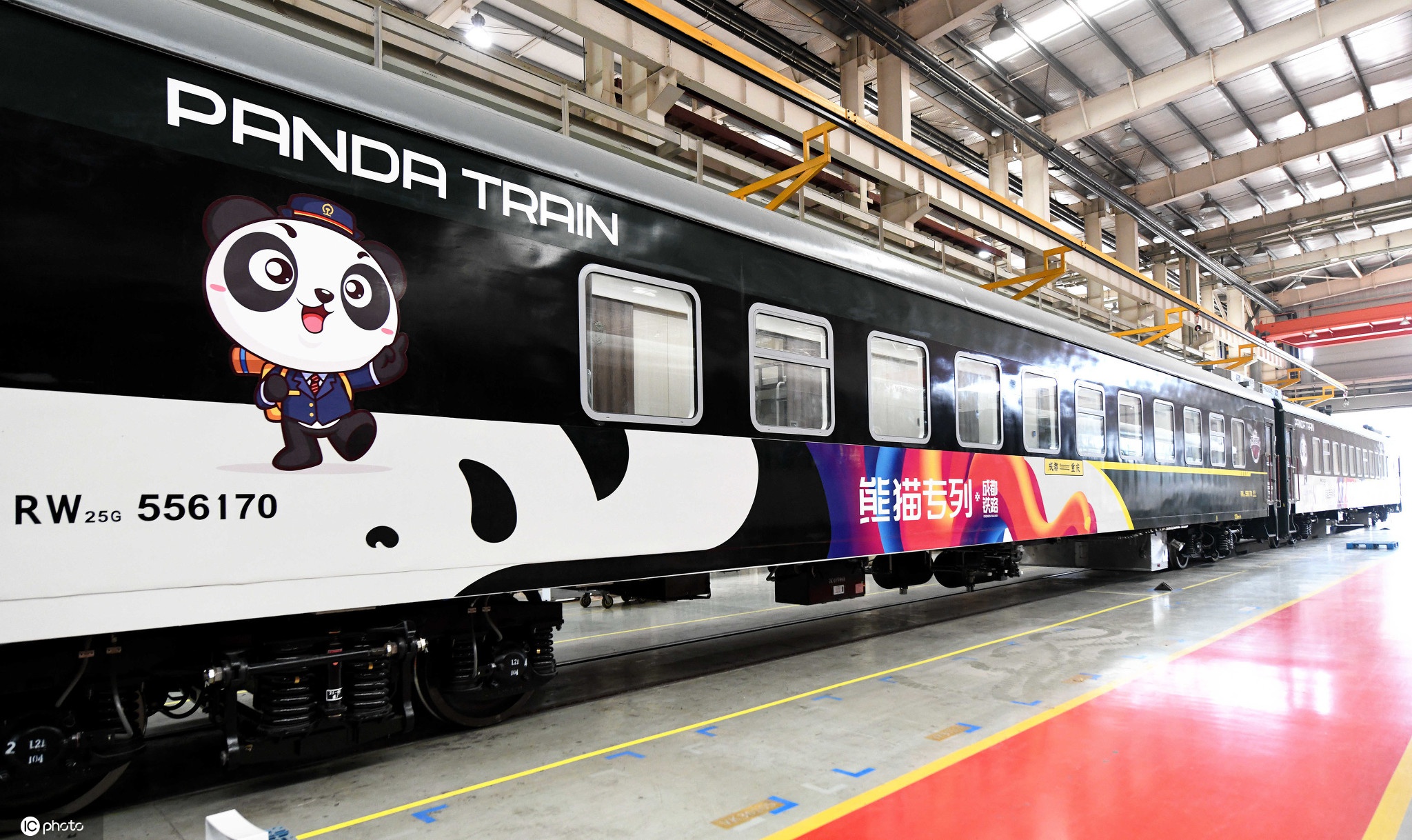 全国首列"熊猫专列"亮相四川成都