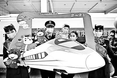 1月28日，乘客与重庆客运段工作人员在发车前合影 供图/新华社