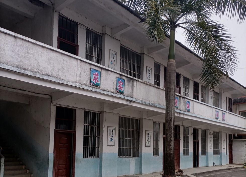 学校对比图(柳轩)一所破败的乡村小学蜕变成市一级标准的现代化学校