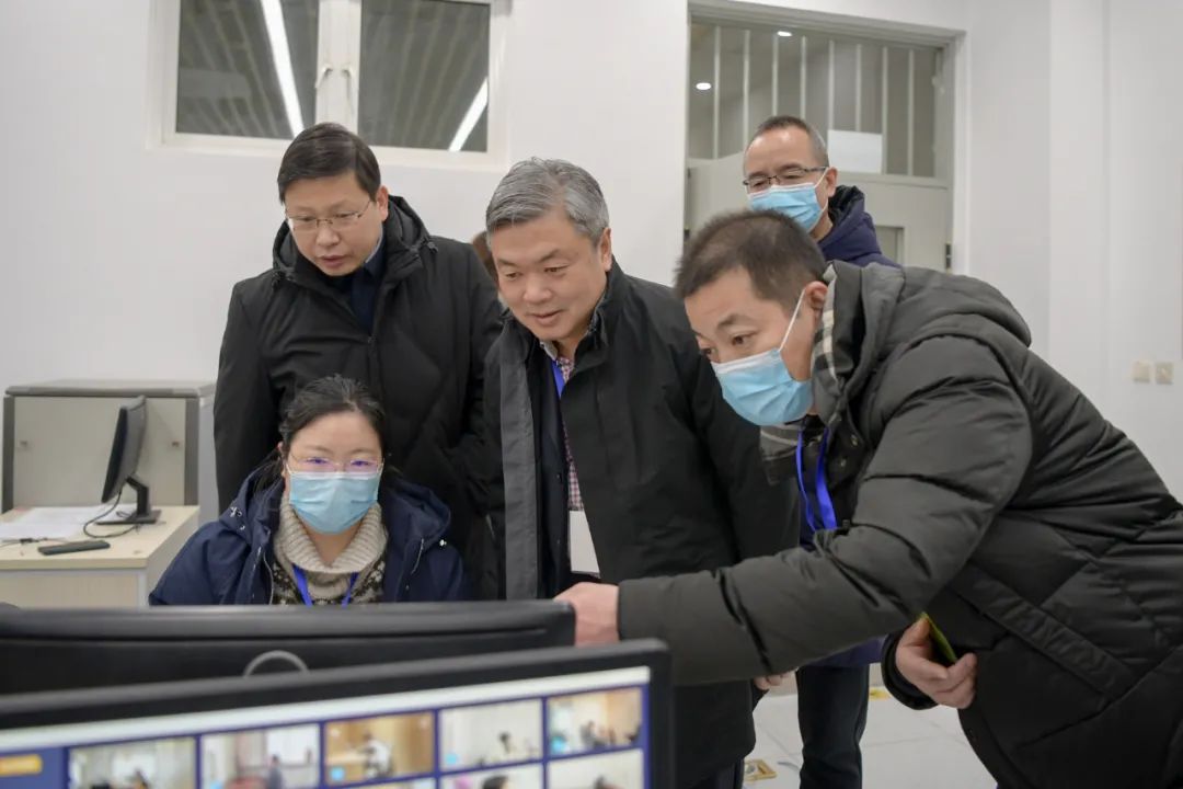 ▲ 党委书记、校长廖祥忠在我校博学楼检查指导