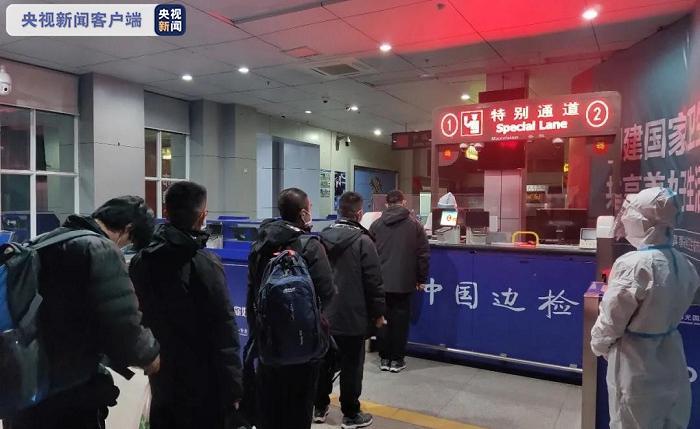 跨年夜，广西东兴边检开绿色通道帮助8名中国遇险船员回国