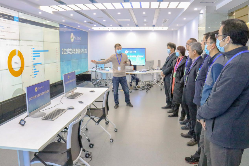 ▲ 党委书记、校长廖祥忠在指挥中心检查指导