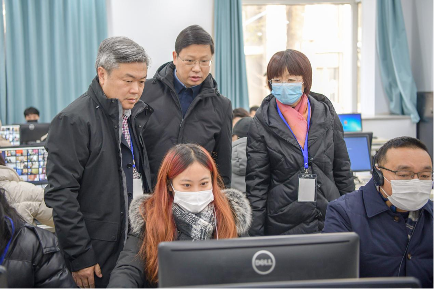 ▲ 党委书记、校长廖祥忠在我校博学楼检查指导
