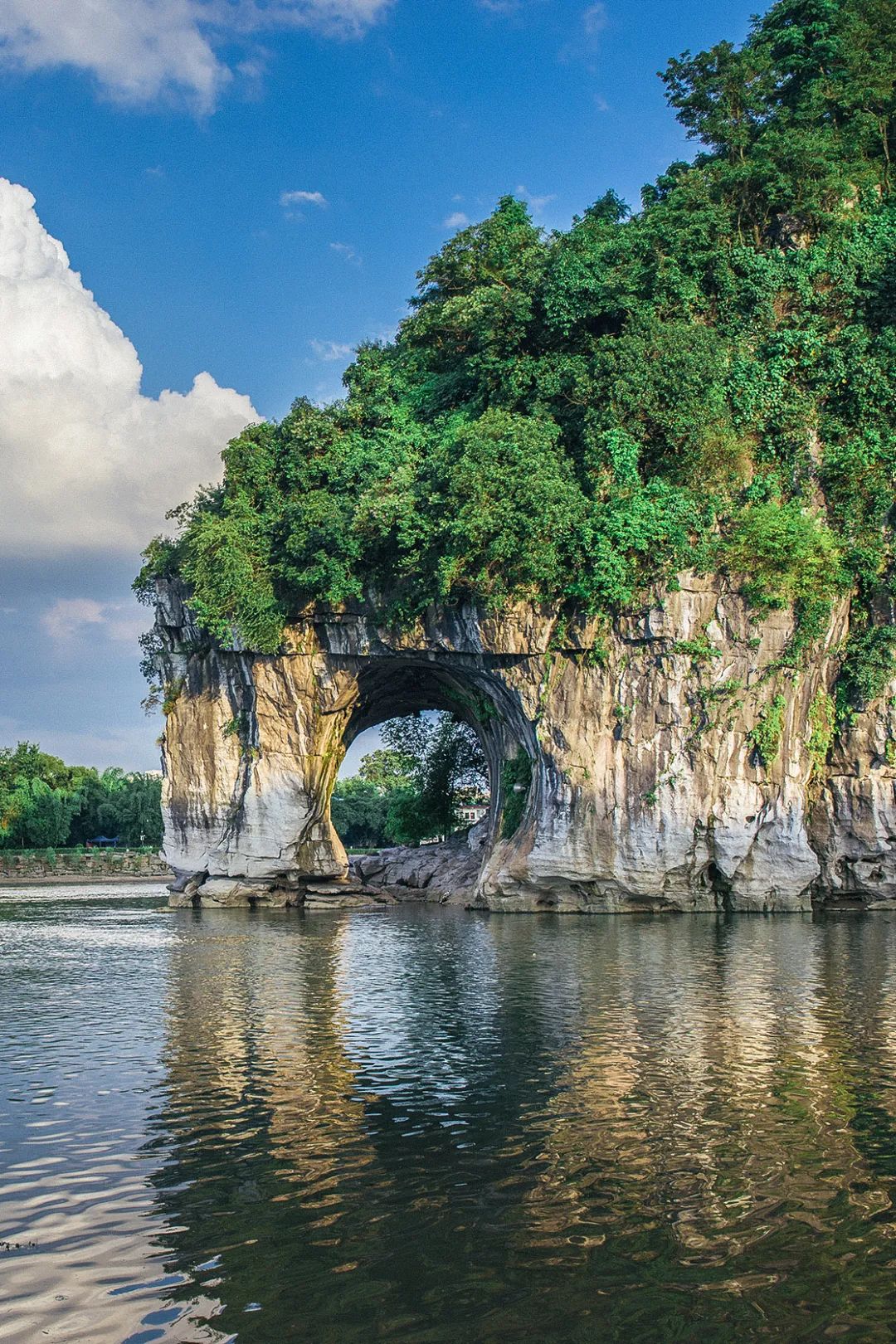 无人不知无人不晓的象鼻山.摄影/壹米网线