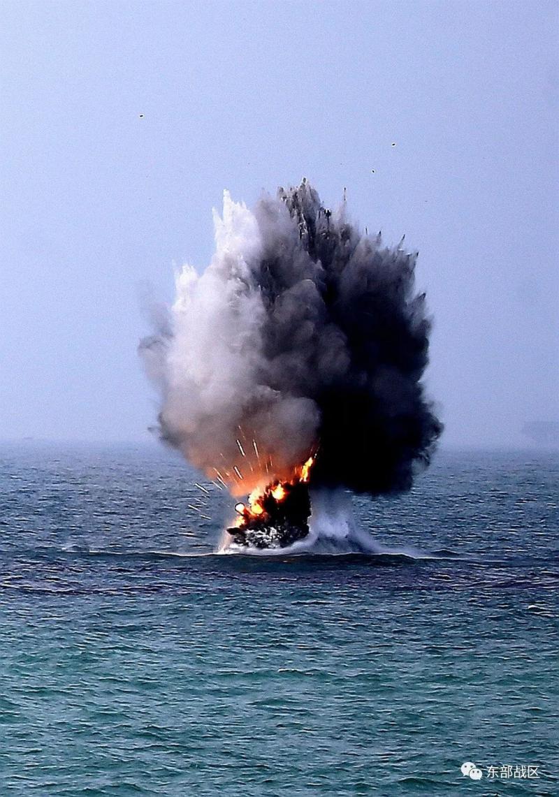 火箭深弹入水爆炸.