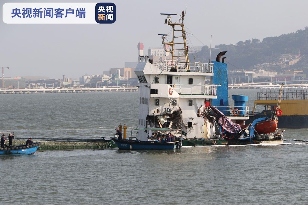 △货船“DeXingX”左后方船舷大面积损毁入水情况严重