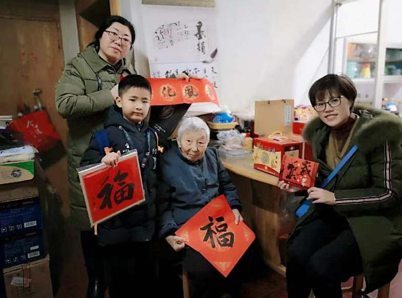 2020年1月11日，志愿者上门慰问杨翠英奶奶