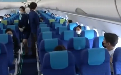 △出于防疫考虑，韩亚航空的“无目的”航班隔座销售大约六成座位