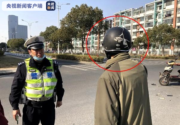 戴头盔保住生命！ 江苏无锡老人送锦旗感谢交警两次处罚自己