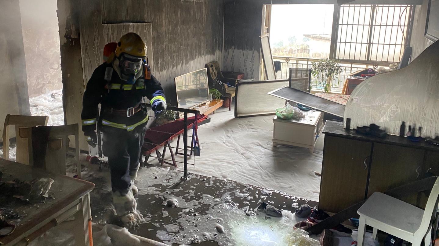 四川达州一住宅起火 消防员让出氧气罩救出被困男孩