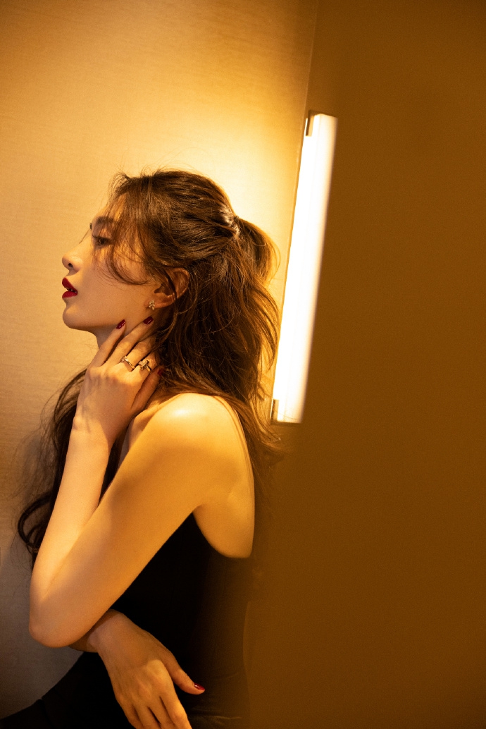 江疏影身着鱼尾长裙 锁骨更吸睛