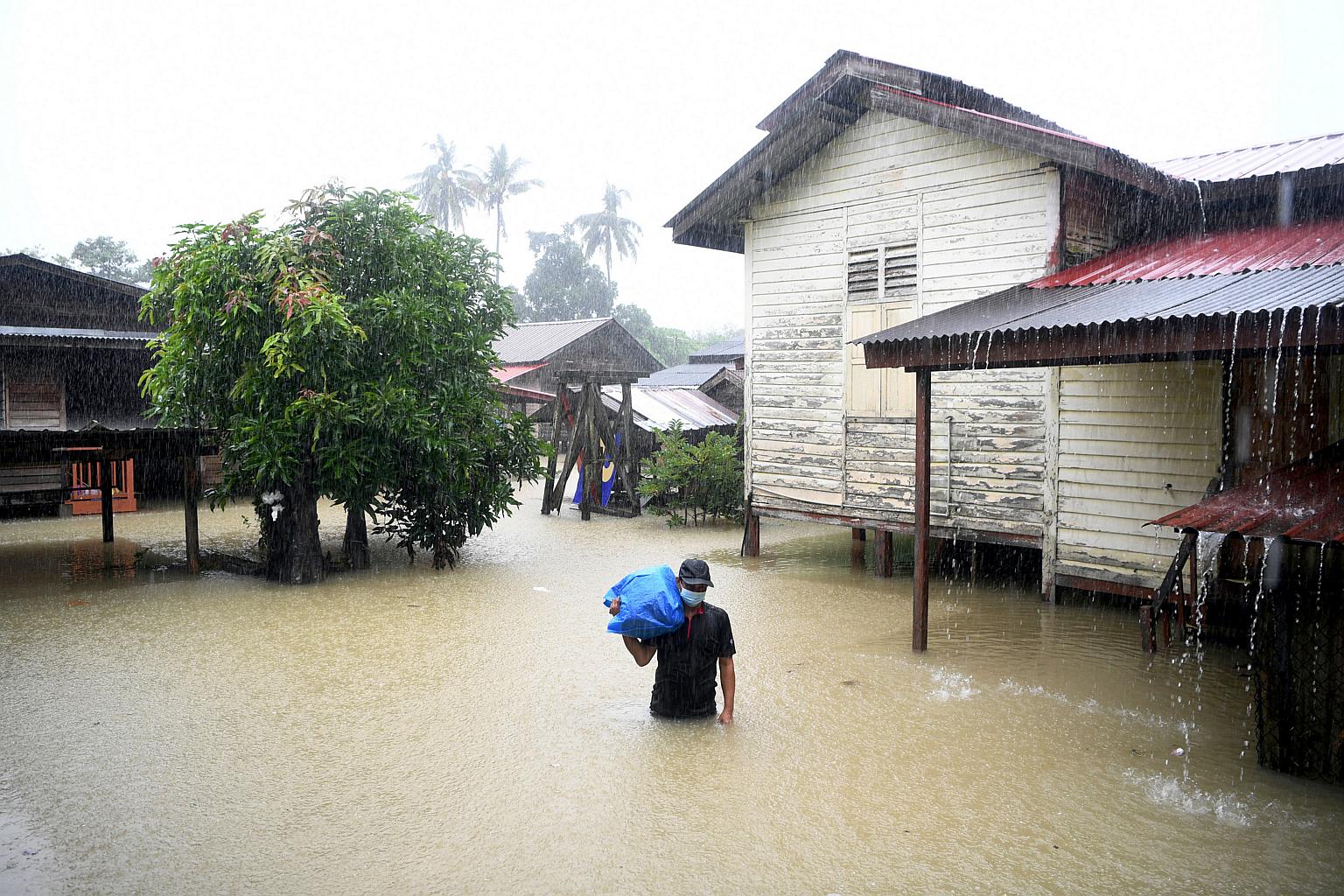 马来西亚强降雨持续 多地紧急安置灾民