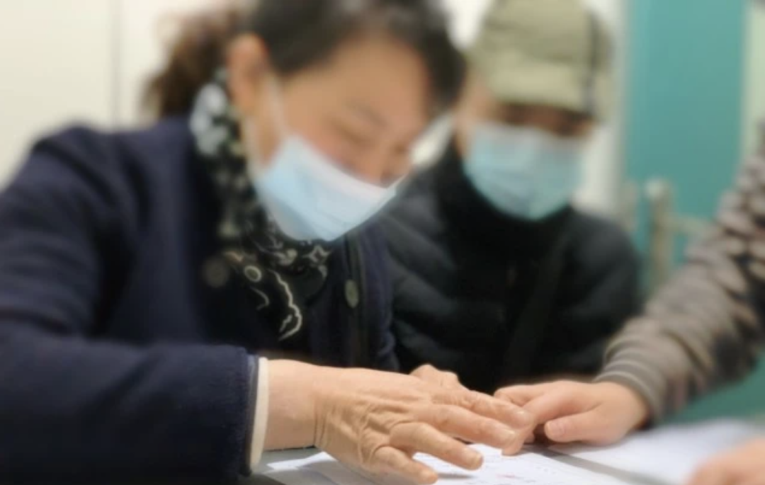△王先生夫妇含泪在捐献器官志愿表上按下手印