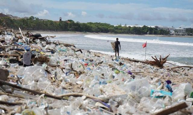 度假“天堂”变“地狱”！塑料垃圾围堵巴厘岛海滩，两天清理90吨